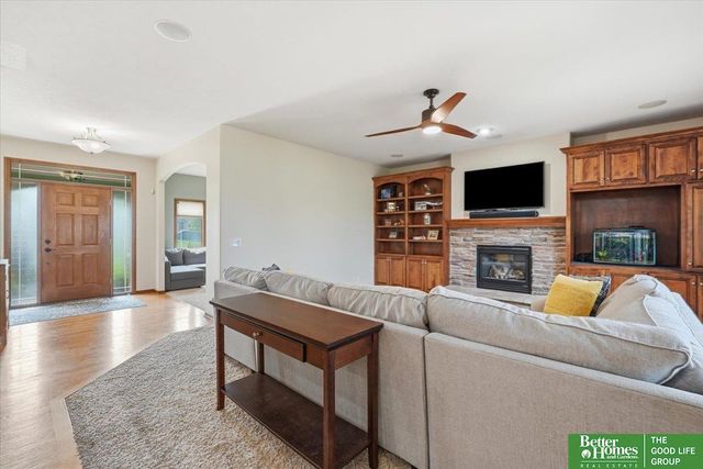 8564 S 101 Street, La Vista, NE 68128
