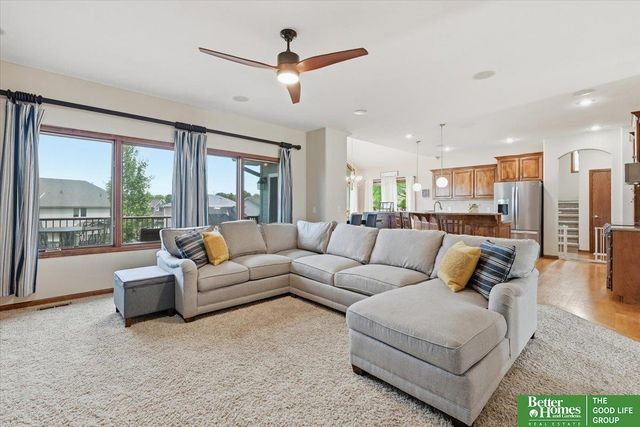 8564 S 101 Street, La Vista, NE 68128