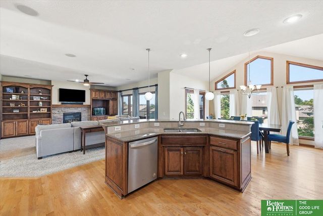 8564 S 101 Street, La Vista, NE 68128
