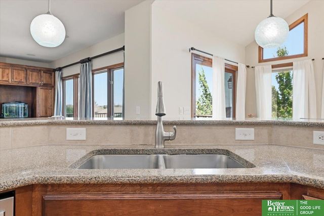 8564 S 101 Street, La Vista, NE 68128