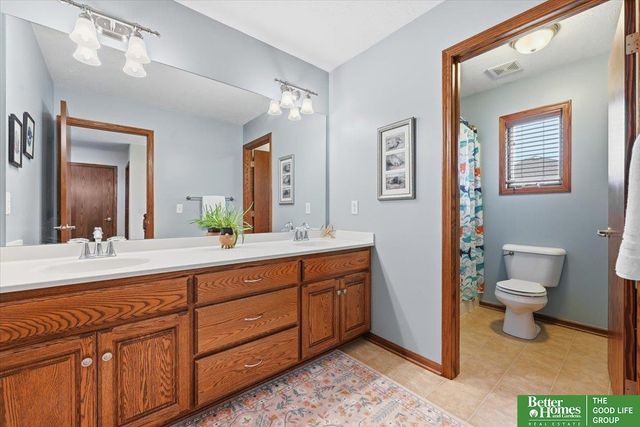 8564 S 101 Street, La Vista, NE 68128
