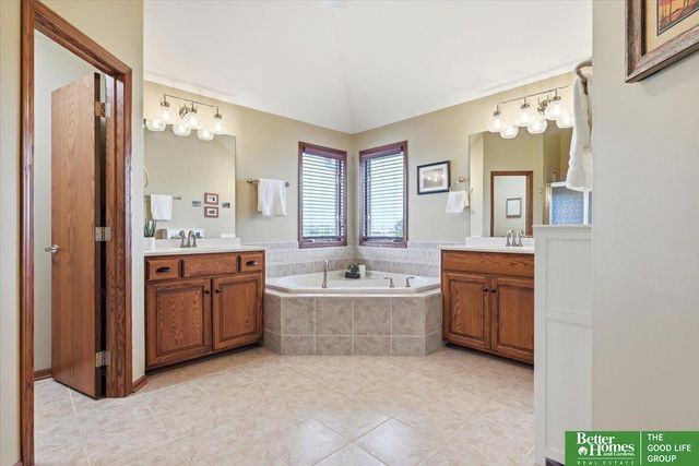 8564 S 101 Street, La Vista, NE 68128