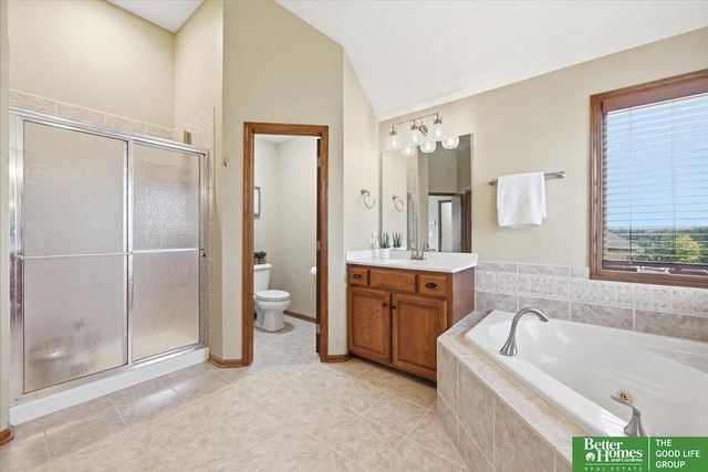 8564 S 101 Street, La Vista, NE 68128