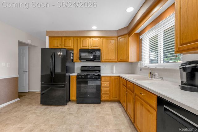 34316 Tomahawk Drive, Westland, MI 48185