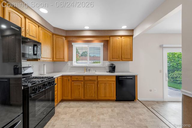34316 Tomahawk Drive, Westland, MI 48185