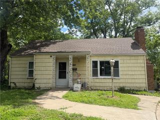 1347 S Hocker Avenue, Independence, MO 64055