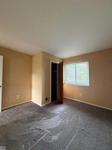 31867 Nardelli Lane, Roseville, MI 48066