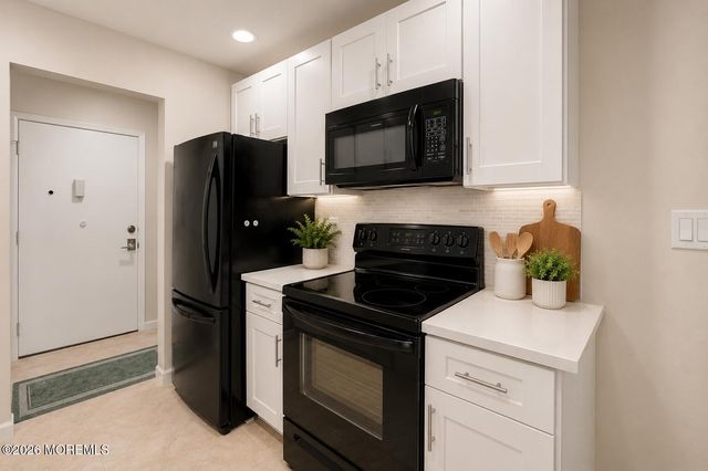 125 Amberly Drive F, Manalapan, NJ 07726