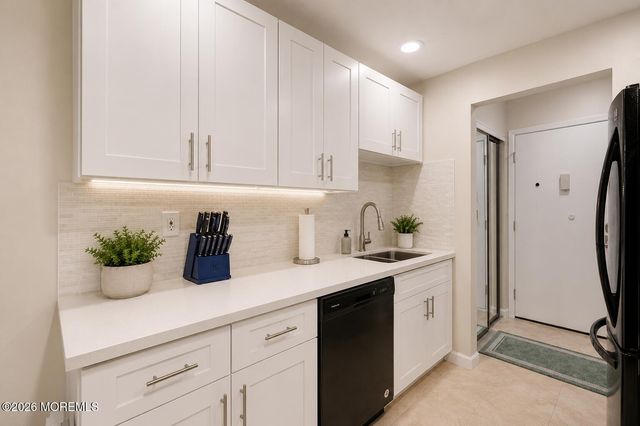 125 Amberly Drive F, Manalapan, NJ 07726