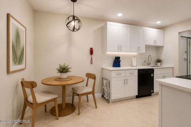125 Amberly Drive F, Manalapan, NJ 07726