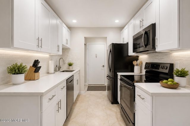125 Amberly Drive F, Manalapan, NJ 07726