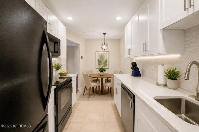 125 Amberly Drive F, Manalapan, NJ 07726