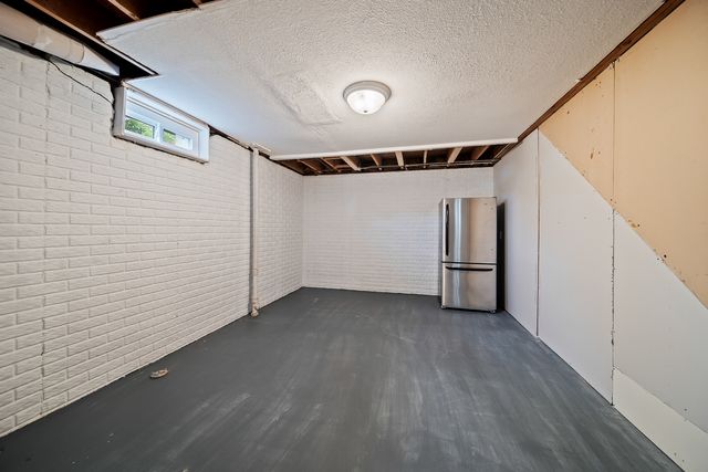 6345 N Hazelwood Avenue, Davenport, IA 52806