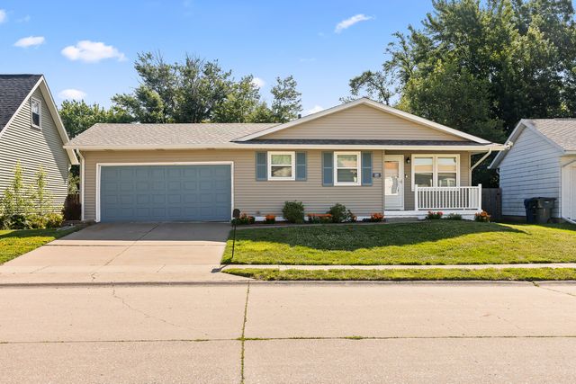 6345 N Hazelwood Avenue, Davenport, IA 52806