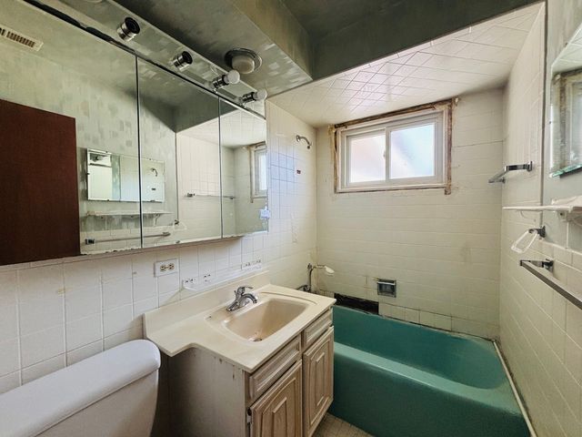 847 S 3rd Avenue, Des Plaines, IL 60016