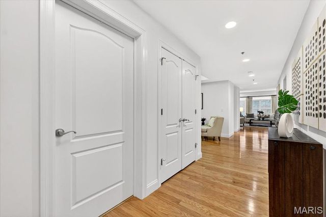 520 N And South Road 105, St Louis, MO 63130