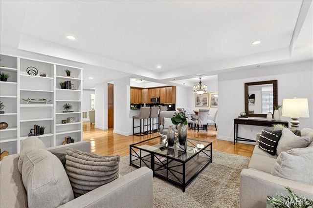 520 N And South Road 105, St Louis, MO 63130