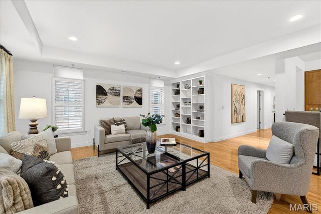 520 N And South Road 105, St Louis, MO 63130