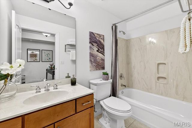 520 N And South Road 105, St Louis, MO 63130