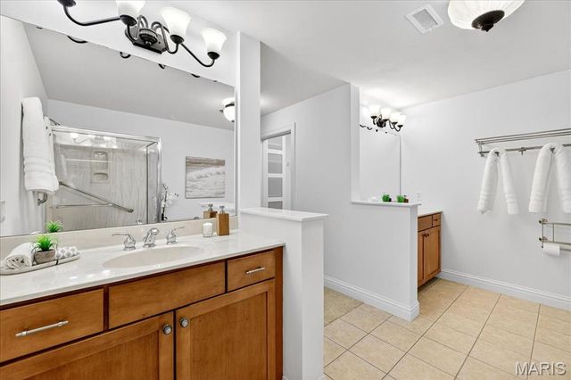 520 N And South Road 105, St Louis, MO 63130