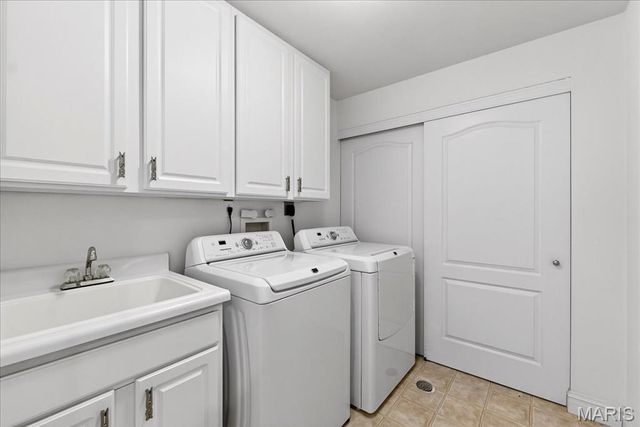 520 N And South Road 105, St Louis, MO 63130