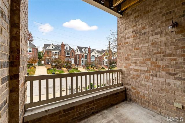 520 N And South Road 105, St Louis, MO 63130