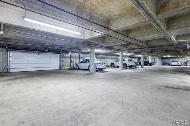 520 N And South Road 105, St Louis, MO 63130