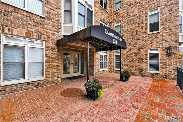 520 N And South Road 105, St Louis, MO 63130