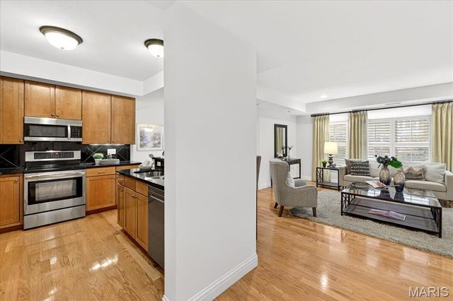 520 N And South Road 105, St Louis, MO 63130