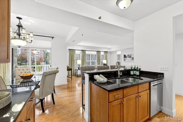 520 N And South Road 105, St Louis, MO 63130