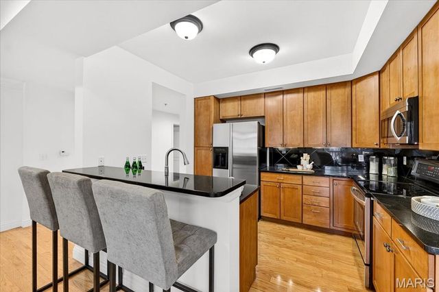 520 N And South Road 105, St Louis, MO 63130