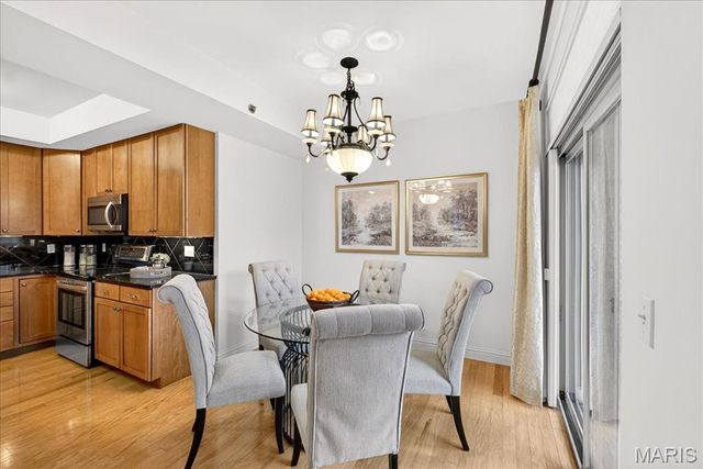 520 N And South Road 105, St Louis, MO 63130