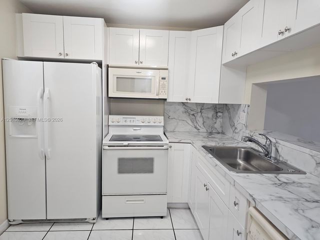 10825 SW 112th Ave 103, Miami, FL 33176
