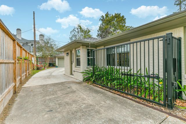 8502 Westview Drive, Spring Valley Village, TX 77055