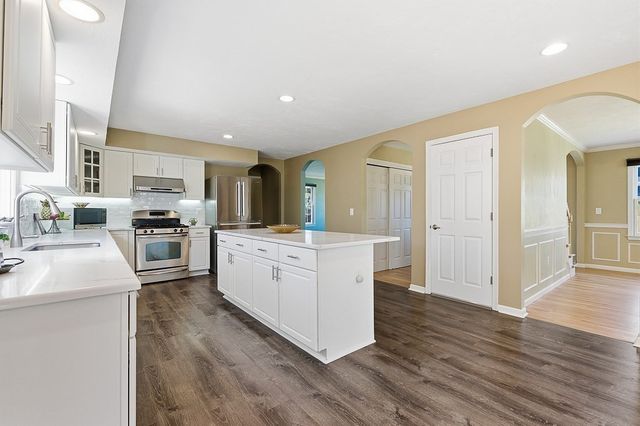 7 Farmington Dr, Shrewsbury, MA 01545