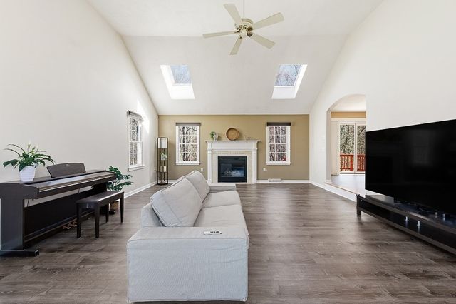 7 Farmington Dr, Shrewsbury, MA 01545