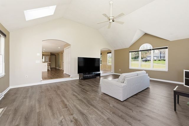 7 Farmington Dr, Shrewsbury, MA 01545