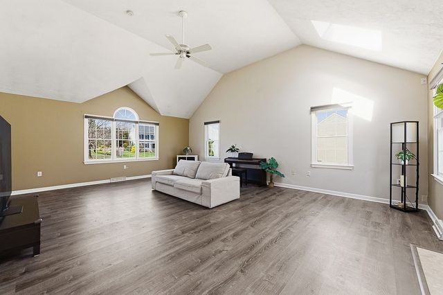 7 Farmington Dr, Shrewsbury, MA 01545