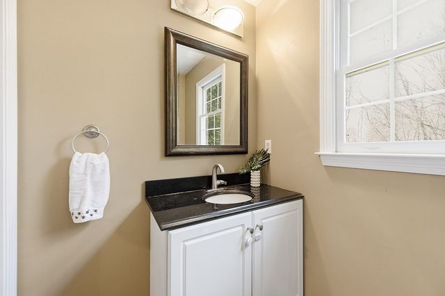 7 Farmington Dr, Shrewsbury, MA 01545