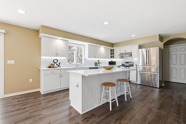 7 Farmington Dr, Shrewsbury, MA 01545