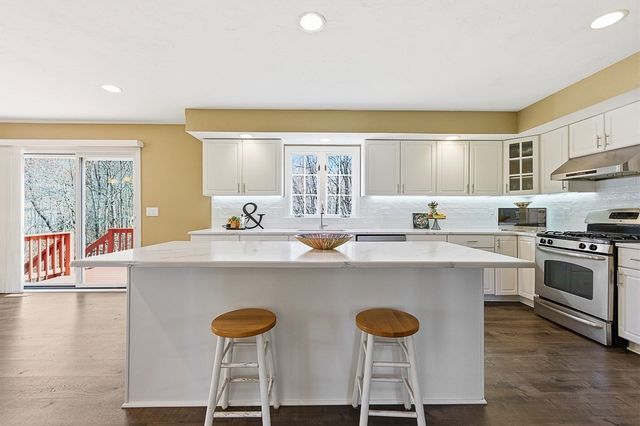 7 Farmington Dr, Shrewsbury, MA 01545