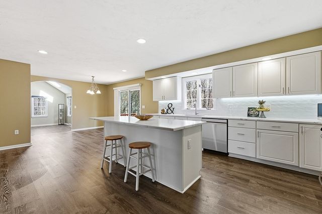 7 Farmington Dr, Shrewsbury, MA 01545