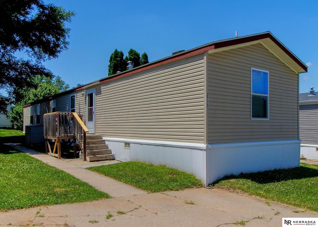 3715 NW Fairwood Court, Lincoln, NE 68521