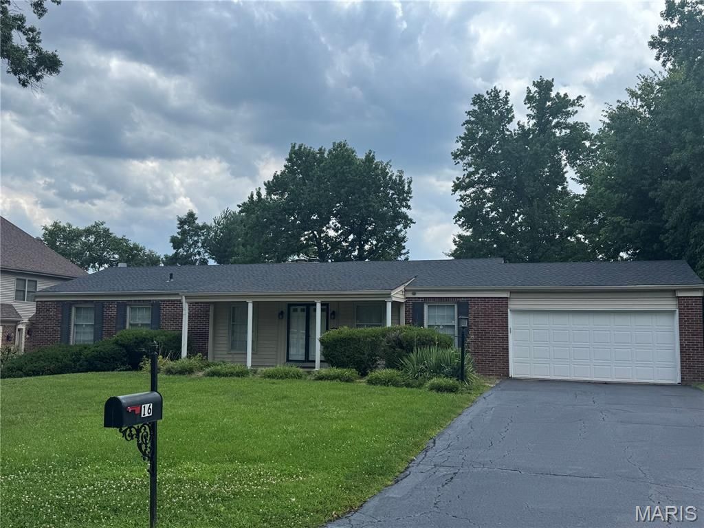 16 Morwood Lane, Creve Coeur, MO 63141