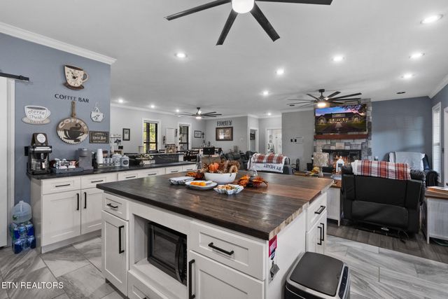 975 Lake Smoky Rd, Sevierville, TN 37876