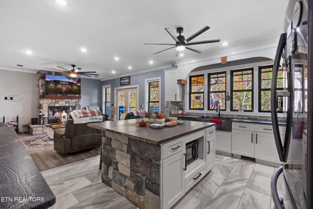 975 Lake Smoky Rd, Sevierville, TN 37876