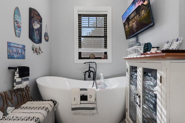 975 Lake Smoky Rd, Sevierville, TN 37876