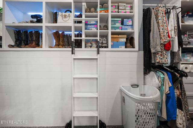 975 Lake Smoky Rd, Sevierville, TN 37876