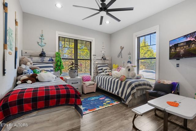 975 Lake Smoky Rd, Sevierville, TN 37876