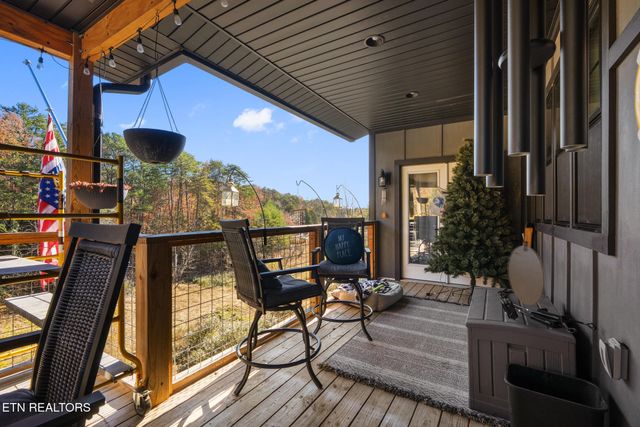 975 Lake Smoky Rd, Sevierville, TN 37876